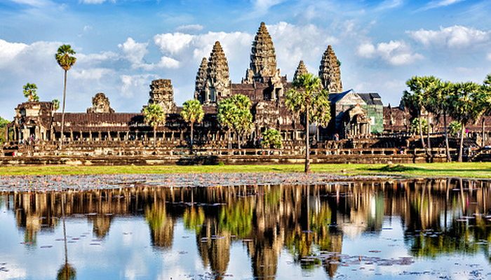 Cambodia landmark wallpaper - Angkor Wat with reflection in water